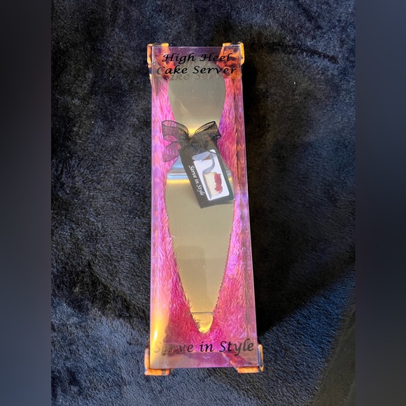 Cake knife in the shape of a high heel. - Picture 2 of 3